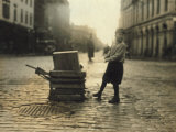 Scavenger Toting Wood, Fall River, Massachusetts, c.1916 Fotografía por Lewis Wickes Hine
