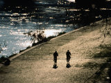 Cyclists on Cobbled River Banks of Tiber River, Rome, Italy Photographie par Martin Moos