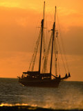 Tall-Ship Moored off Shore, Hanga Roa, Easter Island, Valparaiso, Chile Photographie par Paul Kennedy