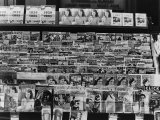 Newsstand, Omaha, Nebraska, c.1938 Posters af John Vachon Newsstand, Omaha, Nebraska, c.1938 Posters af John Vachon