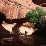 Hikers in Coyote Canyon, Escalante Wilderness, Escalante, USA Photographie par Wes Walker