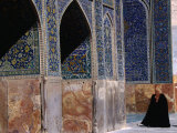 Women in Chadors Outside Masjed-E Emam, Previously Masjed-E Shah, Esfahan, Iran Lámina fotográfica por John Borthwick Women in Chadors Outside Masjed-E Emam, Previously Masjed-E Shah, Esfahan, Iran Lámina fotográfica por John Borthwick
