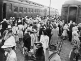 Japanese-American Internees Waiting to Board Train to Santa Anita, Los Angeles, c.1942 Billeder Japanese-American Internees Waiting to Board Train to Santa Anita, Los Angeles, c.1942 Billeder