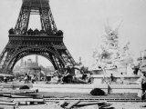Men Building the Fountain St. Vidal near the Eiffel Tower, Paris Exposition, c.1889 Plakater Men Building the Fountain St. Vidal near the Eiffel Tower, Paris Exposition, c.1889 Plakater