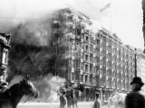 Palace Hotel on Fire after the Earthquake, San Francisco, California, c.1906 Plakater