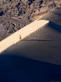 Hiker on Ridge of Eureka Sand Dunes, Death Valley National Park, USA Photographie par Woods Wheatcroft