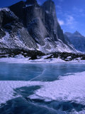 Mt. Thor and Frozen Kettle Lake, Auyuittuq National Park, Baffin Island, Nunavut, Canada Photographie par Grant Dixon