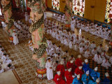 Priests and Other Worshipers Praying in Caodai Great Temple, Tay Ninh, Vietnam Photographie par Pershouse Craig