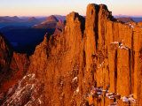 Dawn On Du Cane  Range, Cradle Mountain-Lake St Clair NP, Tasmania, Australia Lámina fotográfica por Grant Dixon