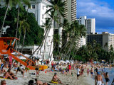 Crowds on Waikiki Beach, Honolulu, USA Photographic Print by Holger Leue