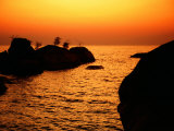 Rocks and Coastline at Otter Point, Cape Maclear, Malawi Photographie par David Wall
