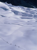 Moutaineers Crossing Glacier Below Nevadao Alpamayo, Cordillera Blanca, Ancash, Peru Photographie par Grant Dixon