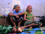 Two Woman Selling Vegetables, Muang Khua, Phongsali, Laos Photographie par Bernard Napthine