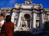 Travellers Looking at Trevi Fountain, Rome, Italy Photographie par Glenn Beanland