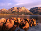 Rocks on Richardsons Beach with Hazards Across the Bay, Freycinet Nat. Park, Tasmania, Australia Photographie par Grant Dixon