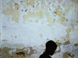 Boy Passing by Wall, Tozeur, Tunisia Fotografisk tryk af Martin Lladó Boy Passing by Wall, Tozeur, Tunisia Fotografisk tryk af Martin Lladó