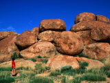 Woman Looking at Devil's Marbles Boulders, Devil's Marbles Conservation Reserve, Australia Photographie par Manfred Gottschalk