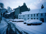 Cars Under Snow in the High Street of Dunkeld - Perth and Kinross, Scotland Photographie par Cornwallis Graeme