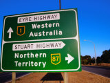 Road Sign for Eyre and Stuart Hghways, Australia Photographie par Gareth McCormack