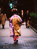 Geisha in Kimono Walking Away, Pontocho Districts, Kyoto, Japan Photographie par Phil Weymouth