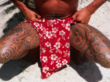 Tatoos on Man's Legs, French Polynesia Photographie par Peter Hendrie