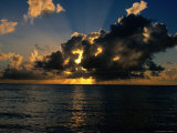 Sun Setting Behind Clouds, Micronesia Lámina fotográfica por Michael Aw Sun Setting Behind Clouds, Micronesia Lámina fotográfica por Michael Aw