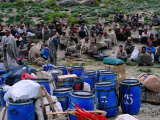 Porters Waiting for Loads to Be Distributed in Hindu Kush Range, Pakistan Photographie par Grant Dixon