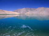 Arid Terrain Reflected in Lake Karakul En Route to Kashgar, Kara Kul, Xinjiang, China Photographie par Grant Dixon