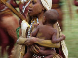 Mother Carrying Baby, Blur, Papua New Guinea Photographie par Peter Hendrie