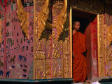 Buddhist Monk Standing in Doorway of Wat Xieng Thong, Luang Prabang, Laos Photographie par John Banagan