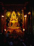 Worshippers in Front of Chinnarat Buddha in Wat Phra Si Ratana Mahathat, Phitsanulok, Thailand Photographie par Glenn Beanland