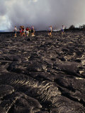 Group of Tourists Crossing Lava Fields, Hawaii Volcanoes National Park, Hawaii (Big Island), USA Photographie par Shannon Nace