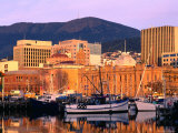 Victoria Dock with Mt. Wellington Behind at Sunrise, Hobart, Tasmania, Australia Photographie par Grant Dixon