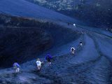 Descending Volcanic Ash Scree Slopes of Gunung Batur, Indonesia Fotografisk tryk af Paul Beinssen Descending Volcanic Ash Scree Slopes of Gunung Batur, Indonesia Fotografisk tryk af Paul Beinssen