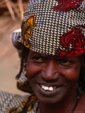 Close Up of a Traditionally Attired Woman in Colourful Headwear Near the Niger River, Mali Photographie par Patrick Syder