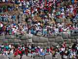 Spectators Sitting on Inca Walls Watching Inti Raymi Festival, Sacsayhuaman, Cuzco, Peru Photographie par Richard I'Anson