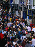 Shoppers on Grafton Street, Dublin, Ireland Photographie par Martin Moos