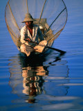 Man In Traditional Boat On Lake, Inle Lake, Myanmar (Burma) Lámina fotográfica por Juliet Coombe