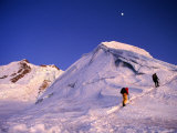 Mountaineers Climbing Ridge on Mountain, Huayna Potosi, Bolivia Photographie par Woods Wheatcroft