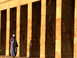 Man at Hatshepsut Temple, Luxor, Egypt Photographie par Izzet Keribar