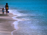 Mother And Daughter Walking Along Beach,  St Martin Lámina fotográfica por Jerry Alexander