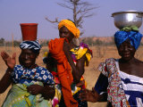 Colourfully Attired Local Women Collecting Water in the Mopti Region, Mali Photographie par Patrick Syder