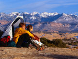 Couple Camping at Slickrock with Snow-Capped Peaks in the Background, Utah, USA Photographie par Cheyenne Rouse