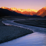 Waimakariri River Valley with Sun-Lit Mountains Behind, Arthur's Pass National Park, New Zealand Photographie par Wes Walker