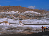 People Walking in the Valley of the Moon at San Pedro De Atacama, Valle De La Luna, Chile Photographie par Brent Winebrenner
