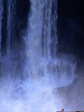 Chinak Meru (Waterfall) Dropping into Salto Aponguao, Canaima National Park, Bolivar, Venezuela Photographie par Jane Sweeney