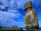 Traditional Moai, Ahu Vai Uri and Ahu Tahai at the Tahai Ceremonial Complex, Hanga Roa, Chile Photographie par Brent Winebrenner