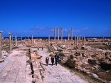 Main Temple Area and Thoroughfare in Roman City, Sabratha, Libya Photographie par Patrick Syder