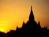 Sunrise Behind Ananda Temple, Bagan, Mandalay, Myanmar (Burma) Photographie par Bernard Napthine