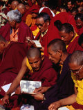 Monks Reading Sacred Text During Puja (Prayers) at Mahabodhi Temple, Bodhgaya, Bihar, India Fotografie-Druck von Richard I'Anson